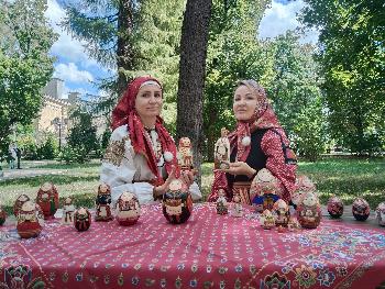 Народный мастер Воронежской области, мастер росписи по дереву Евгения Николаевна Афанасенко приняла участие в съёмках для корпоративного социального проекта ОАО "РЖД" "Семейные ценности и традиции". Народный мастер Воронежской области, мастер росписи по дереву Евгения Николаевна Афанасенко приняла участие в съёмках для корпоративного социального проекта ОАО "РЖД" "Семейные ценности и традиции".