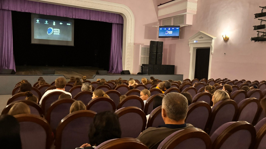 НОЧЬ КИНО. Несмотря на непогоду, самые смелые зрители посетили наши сеансы. Демонстрировались фильмы: "Волшебник Изумрудного города", " Пророк" и "Группа крови"