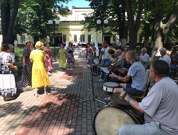 Играет Духовой оркестр